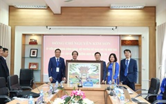 Đón đoàn làm việc do Bộ trưởng Nguyễn Kim Sơn về làm việc tại trường ĐHSPNTTW